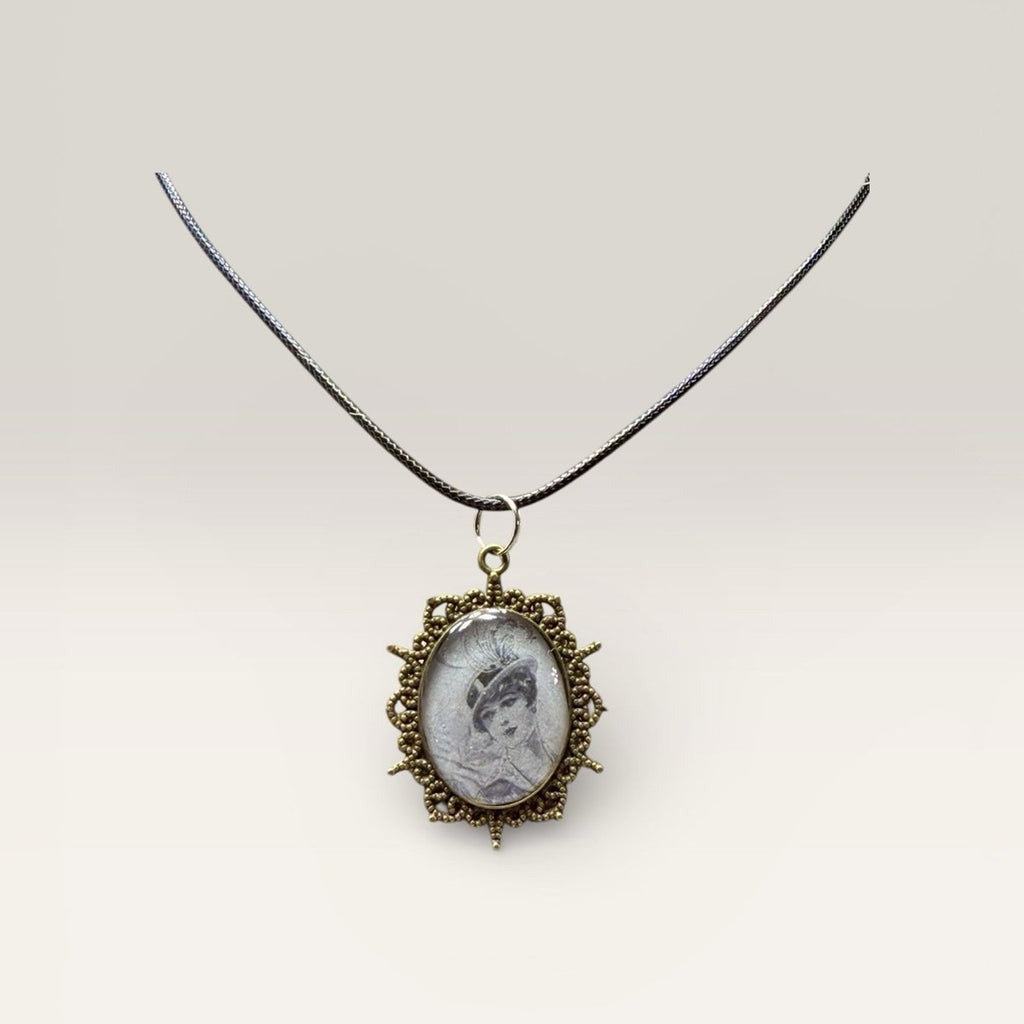 Vintage-Style Oval Portrait Necklace – Antique Bronze Cameo Pendant