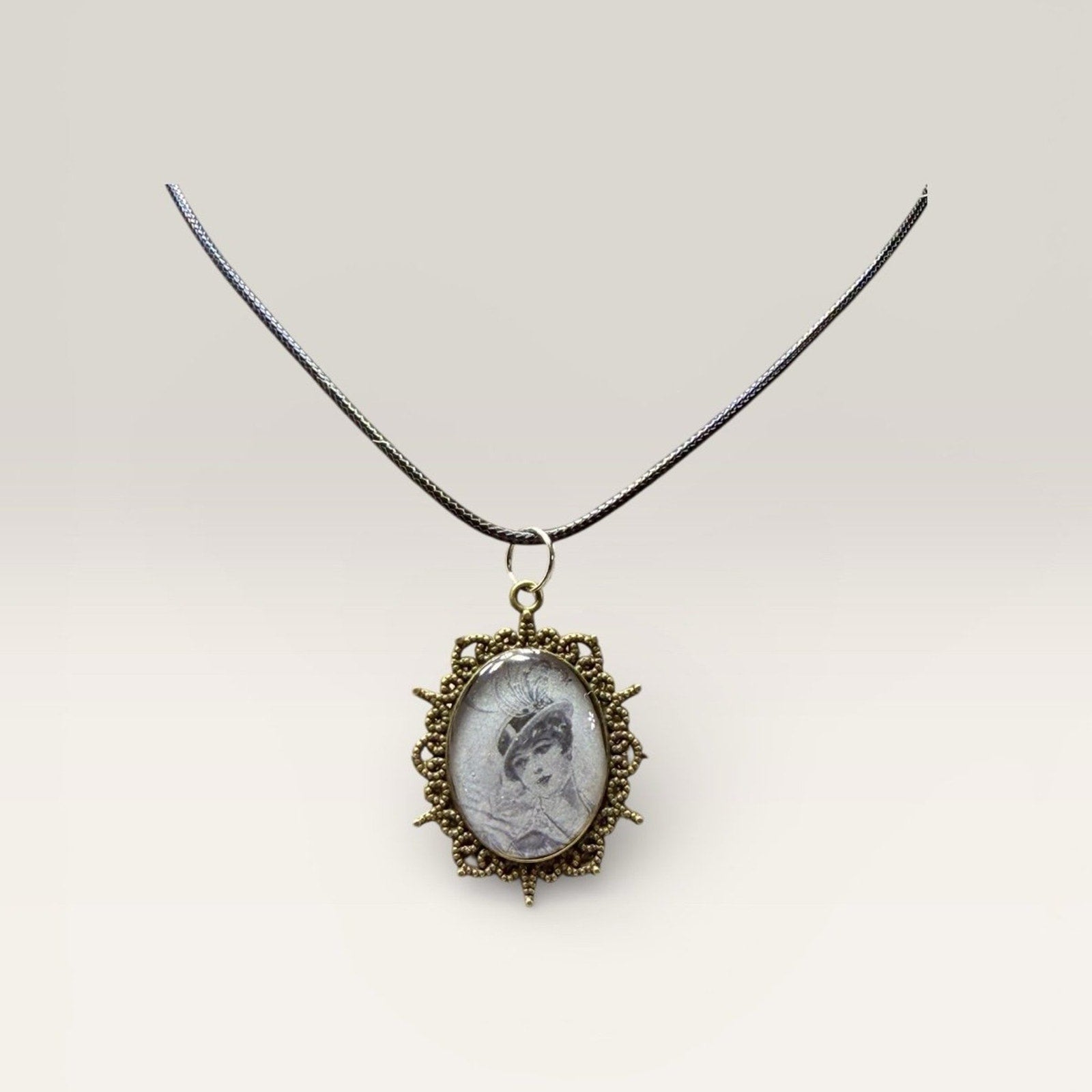 Vintage-Style Oval Portrait Necklace – Antique Bronze Cameo Pendant