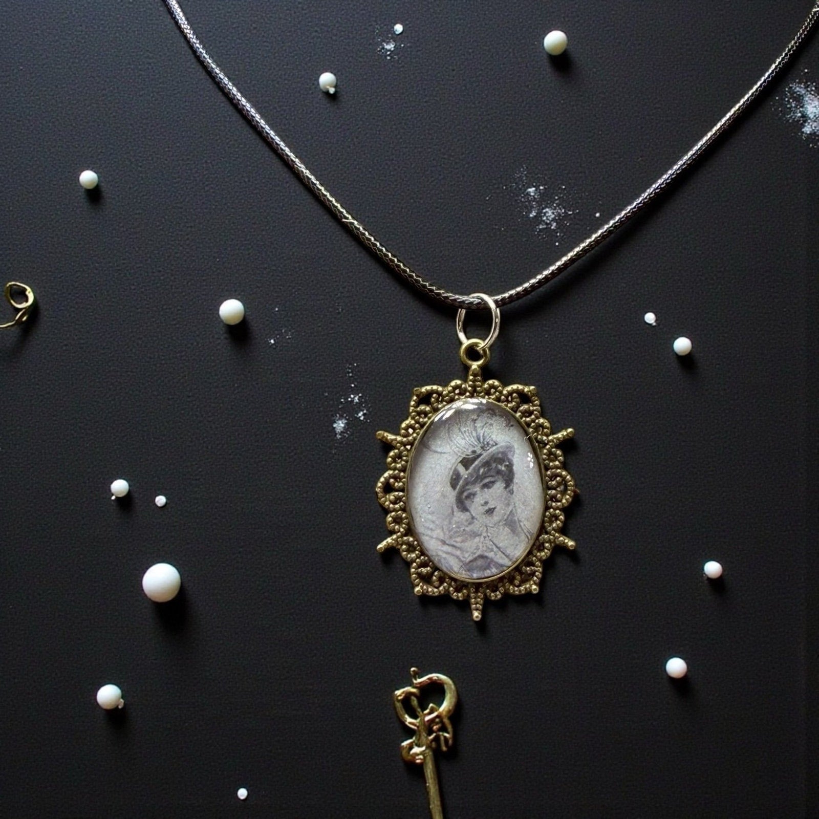 Vintage-Style Oval Portrait Necklace – Antique Bronze Cameo Pendant